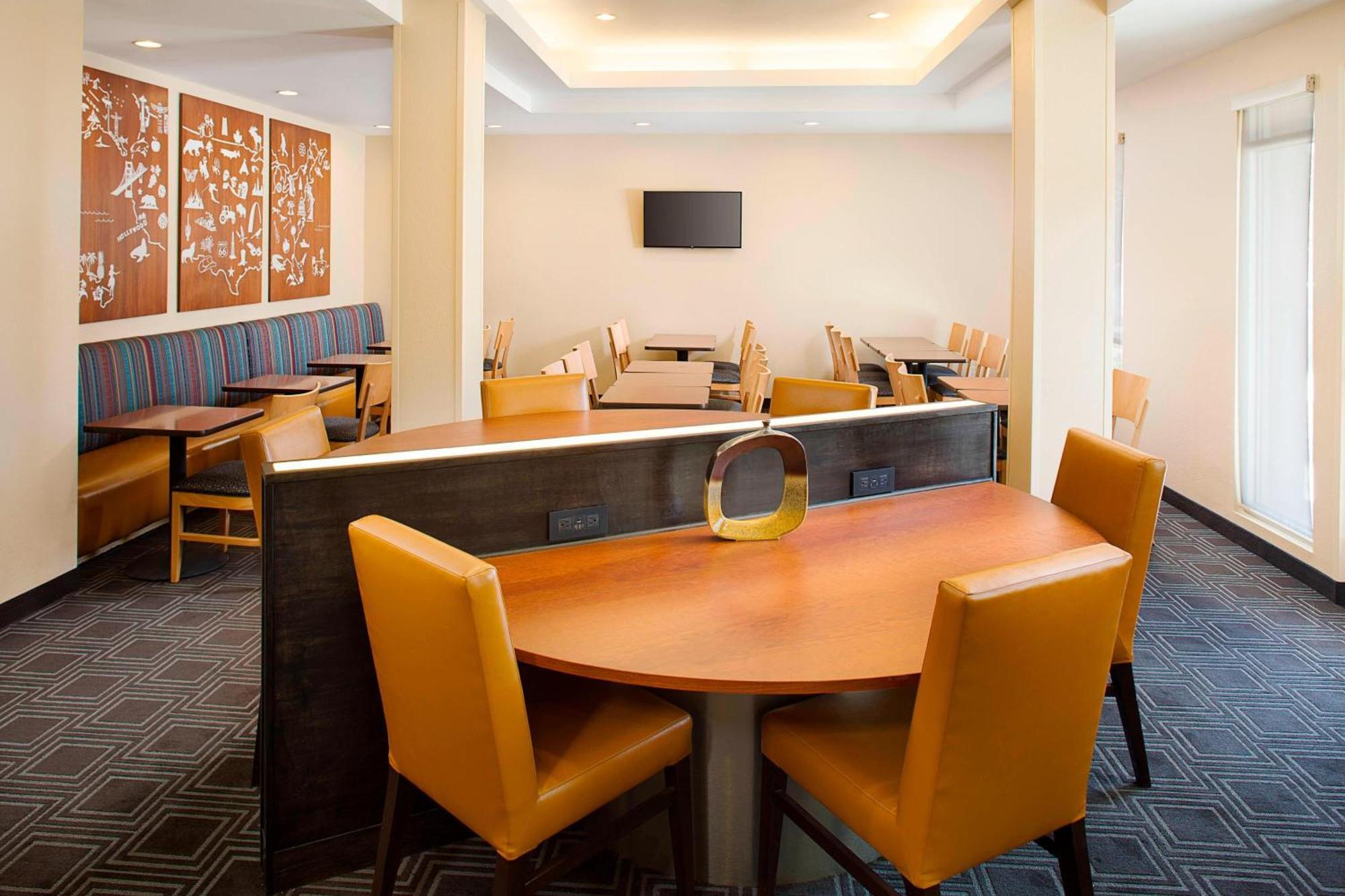 Towneplace Suites By Marriott Phoenix Goodyear Exterior photo